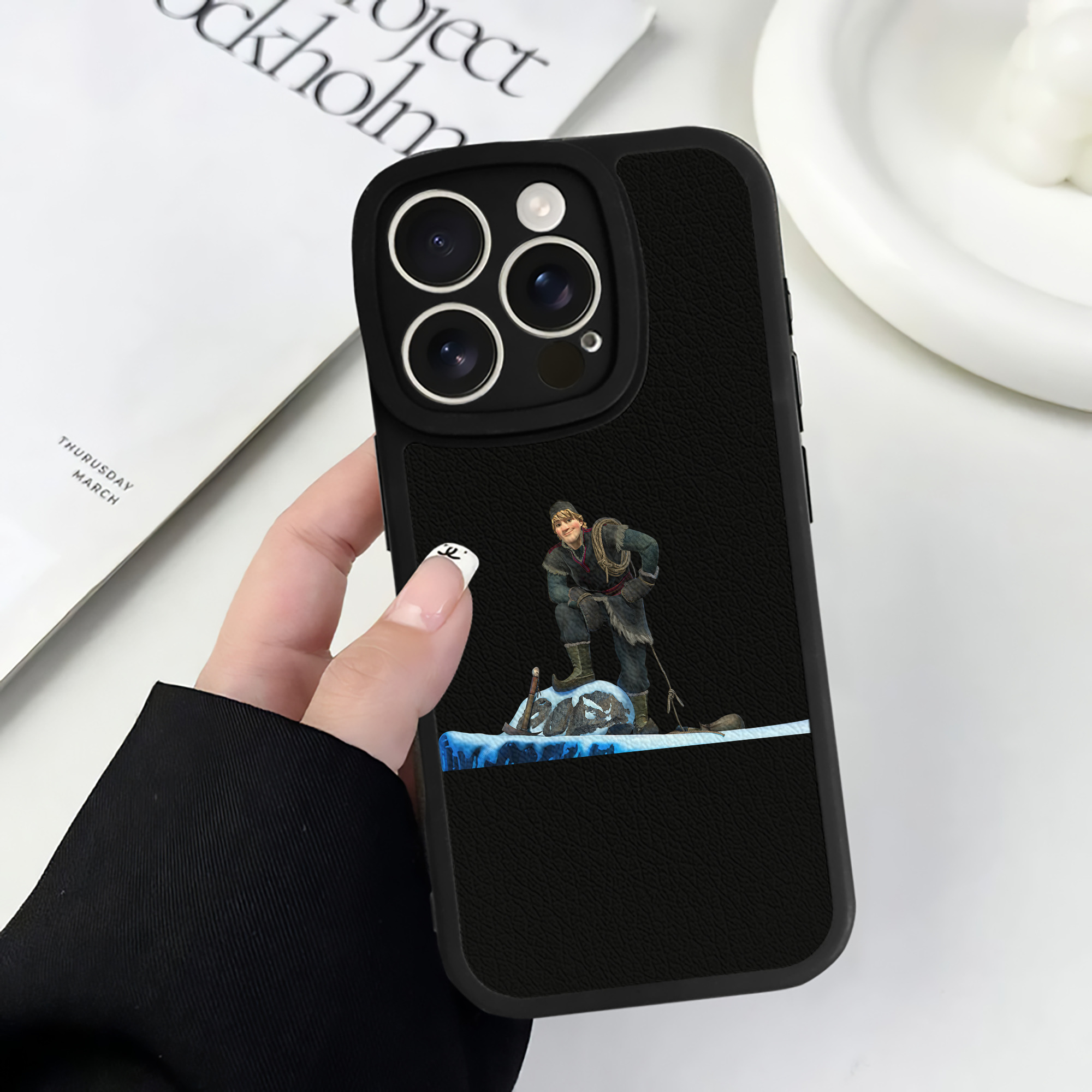 （画像用） アナと雪の女王 アンナ エルサ Frozen Anna Elsa 【iPhone 16シリーズ対応】シリコンスマホケース（レザー調） 材質：シリコン